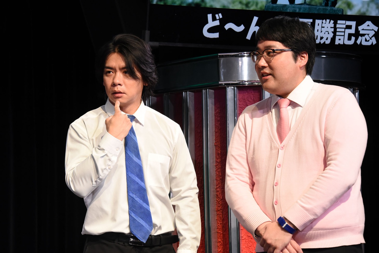 「記念像がクリスタル製なのでは？」と予想を立てるマヂカルラブリー野田クリスタル（左）。