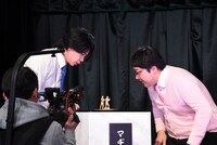 「ど～んと優勝記念像」を凝視するマヂカルラブリー。