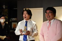 「ど～んと優勝記念像」がどん兵衛のフタとして使用できることがわかり、喜ぶマヂカルラブリー。