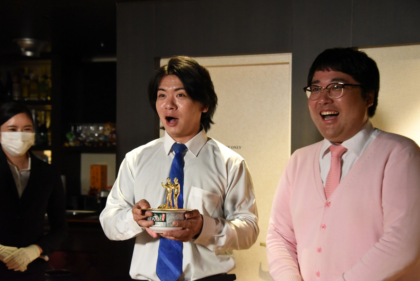 「ど～んと優勝記念像」がどん兵衛のフタとして使用できることがわかり、喜ぶマヂカルラブリー。