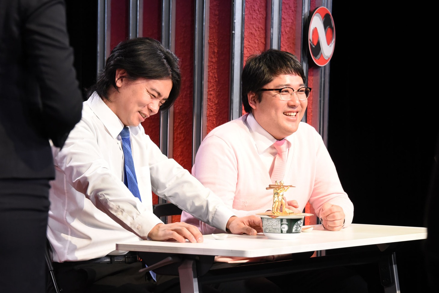 箸置きにもなる「ど～んと優勝記念像」に笑ってしまうマヂカルラブリー。