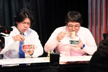 どん兵衛を味わうマヂカルラブリー。