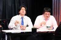 どん兵衛を味わうマヂカルラブリー。