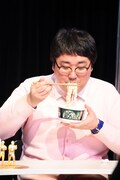 どん兵衛きつねうどんの麺を持ち上げるマヂカルラブリー村上。