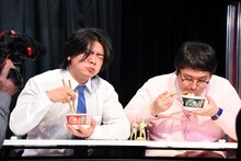 どん兵衛のそばとうどんを味わうマヂカルラブリー。