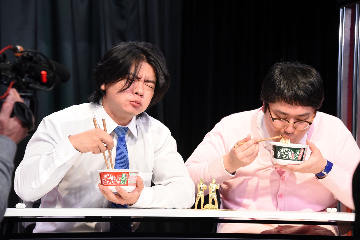 どん兵衛のそばとうどんを味わうマヂカルラブリー。