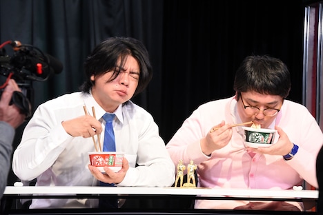 どん兵衛のそばとうどんを味わうマヂカルラブリー。