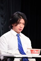 どん兵衛天ぷらそばを早々に食べ終わるマヂカルラブリー野田クリスタル。