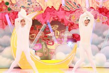 （左から）「よしお兄さん」こと小林よしひさ、小島よしお。