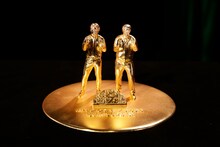 マヂカルラブリーの「ど～んと優勝記念像」。