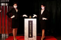 「ど～んと優勝記念像」とどん兵衛ガール。