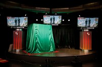 「ど～んと優勝記念像」が用意されたステージ。