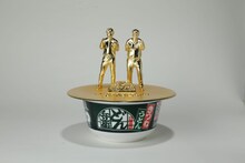 どん兵衛のフタにもなるマヂカルラブリーの「ど～んと優勝記念像」。