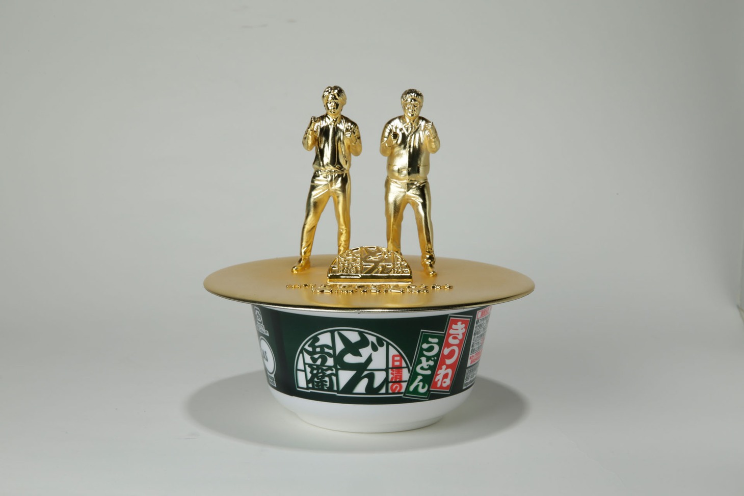 どん兵衛のフタにもなるマヂカルラブリーの「ど～んと優勝記念像」。