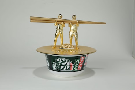 箸置きにもなるマヂカルラブリーの「ど～んと優勝記念像」。