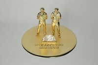 台座に置かれたマヂカルラブリーの「ど～んと優勝記念像」。