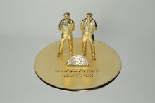 台座に置かれたマヂカルラブリーの「ど～んと優勝記念像」。