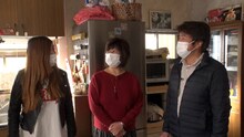 納言・薄幸（左）とその両親。(c)TBS