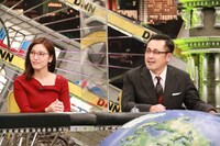 （左から）小澤陽子アナ、アリタ哲平。(c)フジテレビ