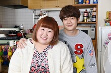 「金曜ドラマ『俺の家の話』」に出演する（左から）3時のヒロインかなで、井之脇海。(c)TBS