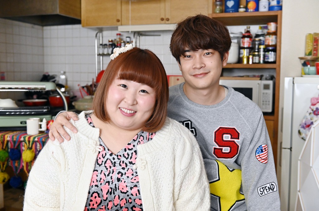 「金曜ドラマ『俺の家の話』」に出演する（左から）3時のヒロインかなで、井之脇海。(c)TBS