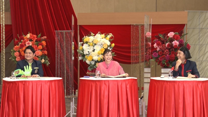 左から千鳥ノブ、中条あやみ、ナインティナイン岡村。(c)日本テレビ