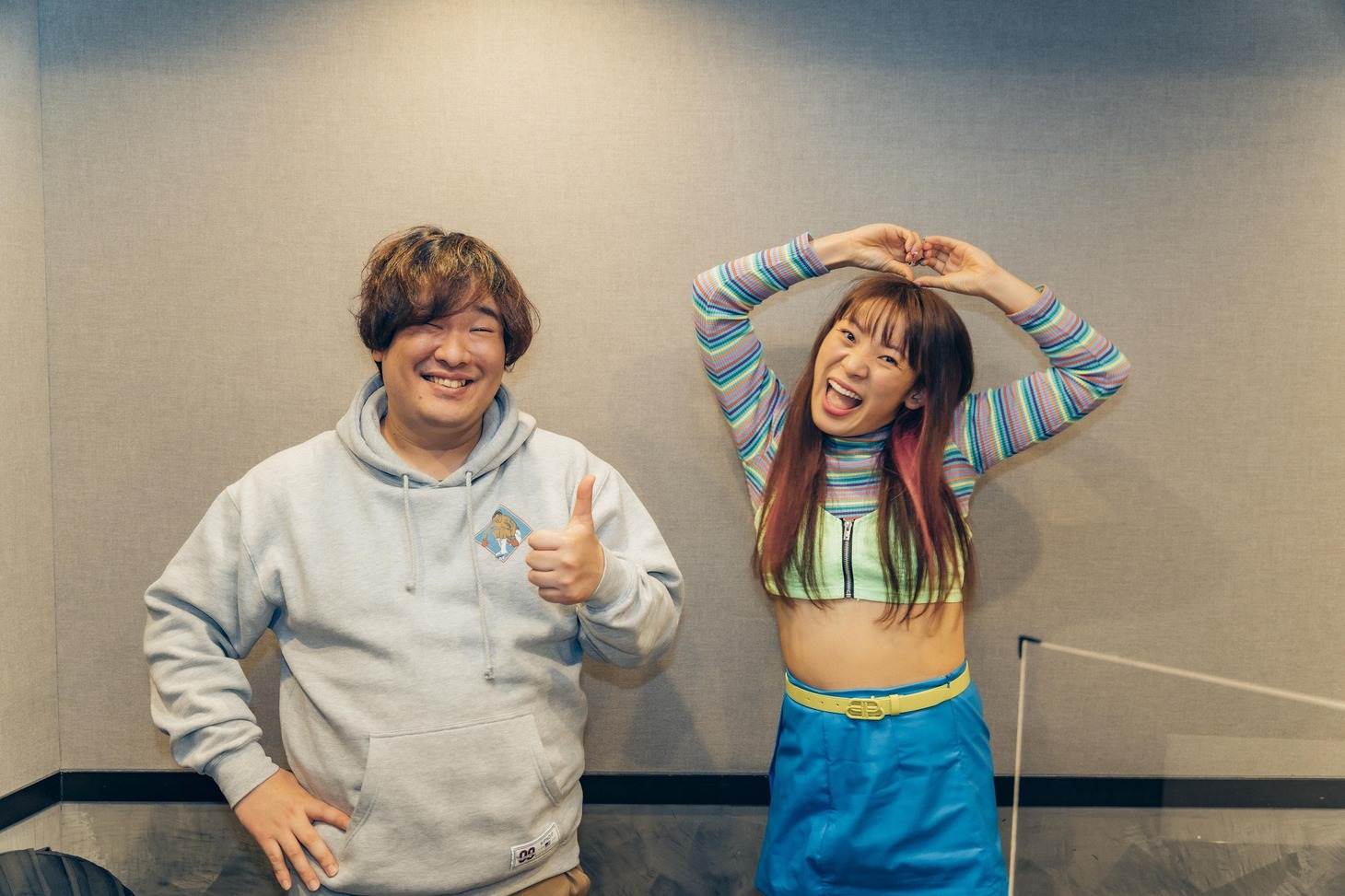 左から岡崎体育、フワちゃん。