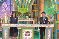 左から、アシスタントの玉巻映美アナウンサー、MCのダウンタウン浜田。