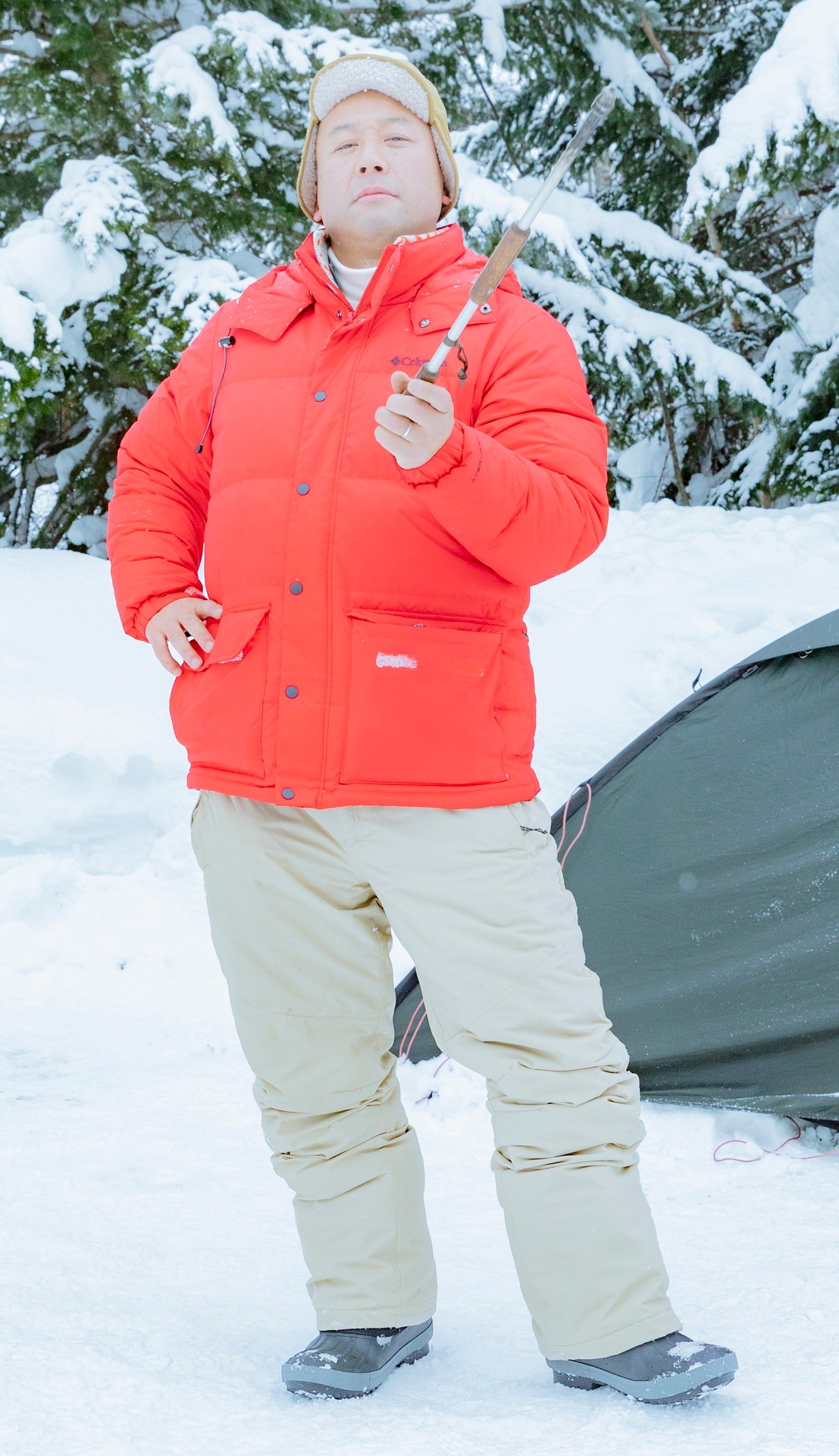 私物の火吹き棒を持ってポーズを取るバイきんぐ西村。(c)STV