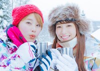 （左から）稲村亜美、鷲見玲奈。(c)STV