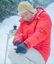 火起こしの準備をするバイきんぐ西村。(c)STV