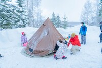 稲村亜美用テントを建てるワンシーン。(c)STV