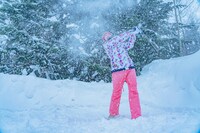 ティモンディ高岸が投げた雪玉を“神スイング”で打ち砕く稲村亜美。(c)STV