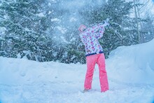 ティモンディ高岸が投げた雪玉を“神スイング”で打ち砕く稲村亜美。(c)STV