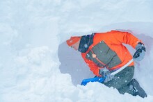 西村の夢だったというかまくらキャンプ実現のために、かまくらを掘り進めるティモンディ高岸。(c)STV