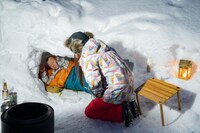 かまくらに入るバイきんぐ西村と、西村に話しかける鷲見玲奈（手前）。(c)STV