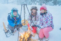 たき火を囲む（左から）ティモンディ前田、鷲見玲奈、稲村亜美。(c)STV