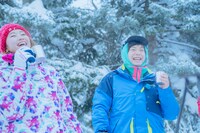 （左から）稲村亜美、ティモンディ前田。(c)STV