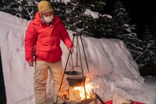 キャンプ飯を調理するバイきんぐ西村。(c)STV