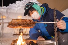 希少なサフォーク種のラム肉を塊ごと焼くティモンディ前田。(c)STV