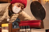 キャンプ飯を調理する稲村亜美。(c)STV