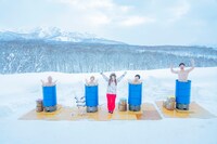 ドラム缶温泉を楽しむ一行。(c)STV
