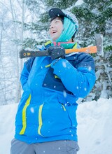 薪割りの斧をかつぐティモンディ前田。(c)STV