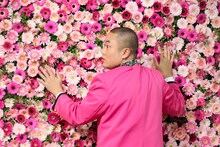 イベント会場に用意された花の壁に驚くハナコ岡部。