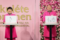 ラッピング用のイラストを描いた（左から）ハナコ秋山、ハナコ岡部。