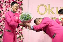 菊田に花を渡すハナコ岡部。