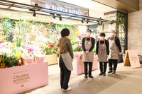 花屋で1日店長を体験するハナコ。