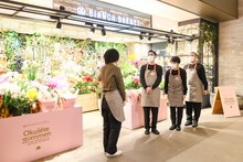 花屋で1日店長を体験するハナコ。
