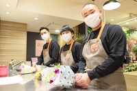 花屋で1日店長を体験するハナコ。