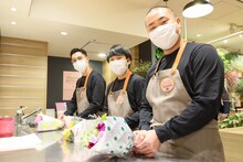 花屋で1日店長を体験するハナコ。